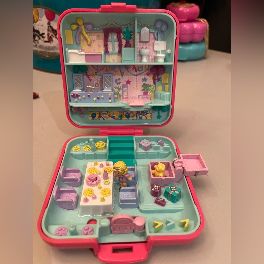vintage Bluebird Polly Pocket 1989 Partytime surprise with original figurines